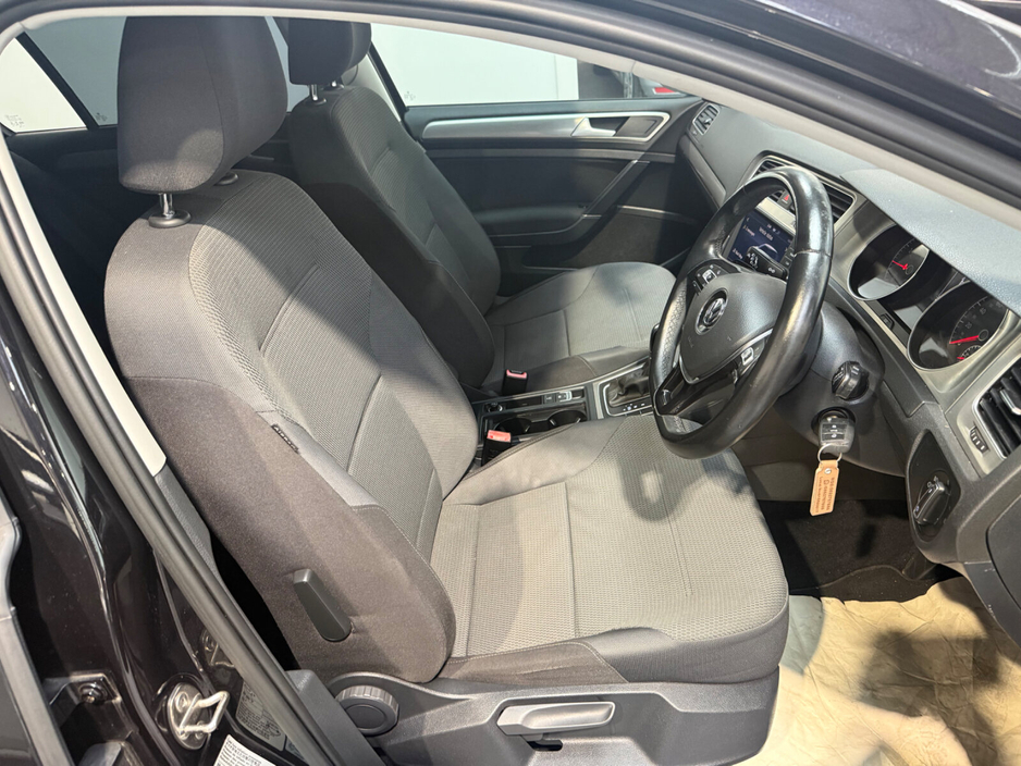 2015 Volkswagen Golf - image 18