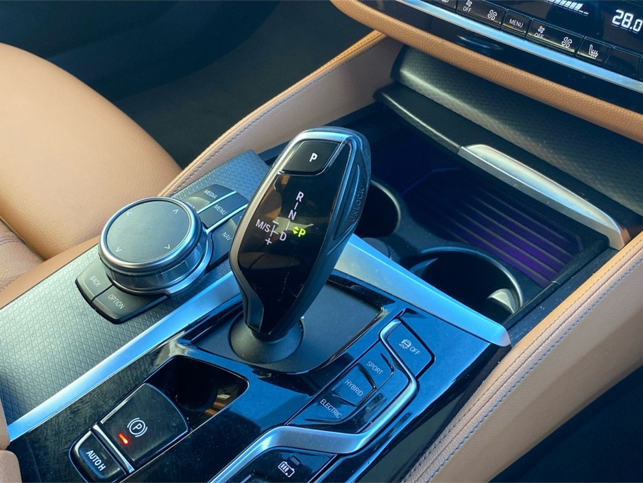 2023 BMW 5 Series - image 10