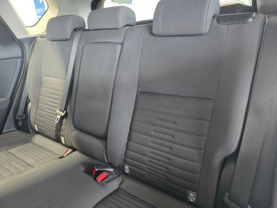 2016 Toyota Auris - image 10