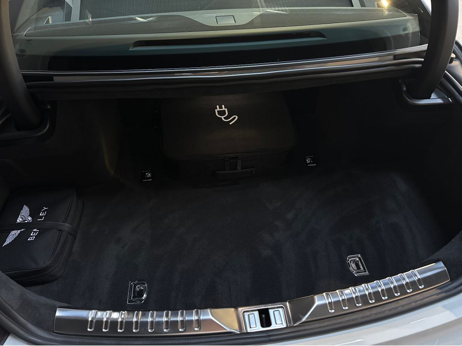 2025 Bentley Flying Spur - image 44