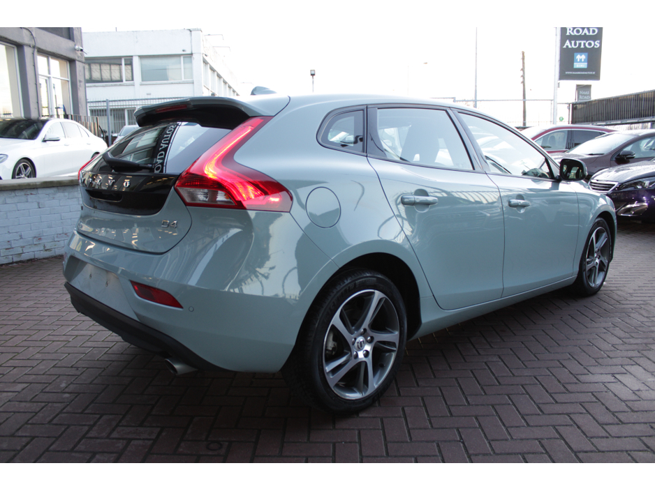 2017 Volvo V40 2.0D4 MOMEMTUM EDITION 180HP 5DR HATCHBACK AUTOMATIC // HUGE SPEC // 1 OWNER CAR WITH 112,355 KM'S // WELL WORTH VIEWING // BUY WITH CONFIDENCE AA AND SIMI APPROVED DEALER 2026 // FINANCE ARRANGED // €15,950