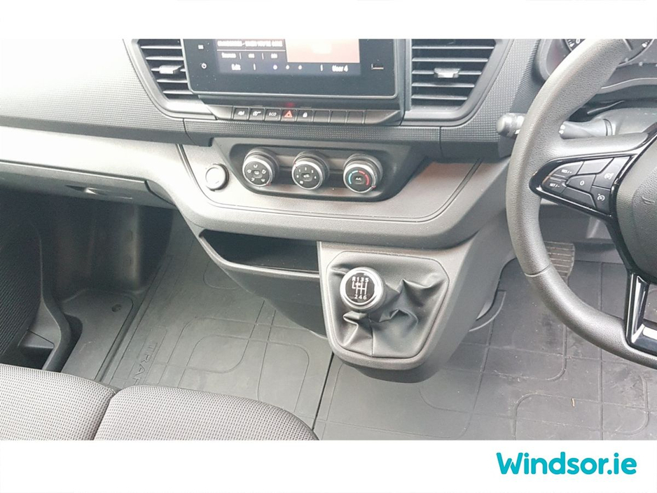 2023 Renault Trafic - image 13