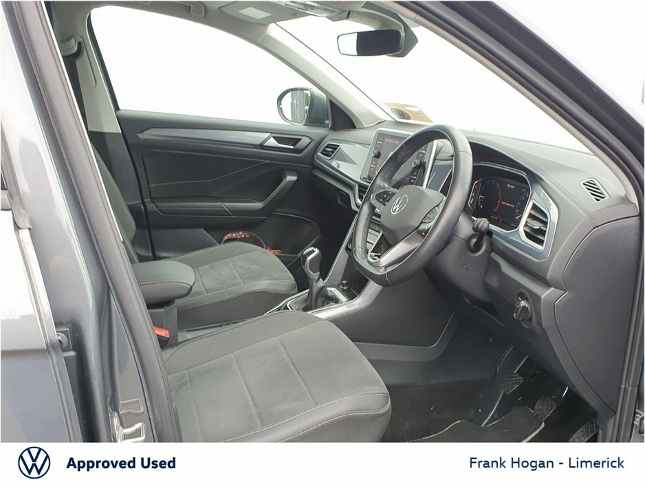 2023 Volkswagen T-Roc - image 8