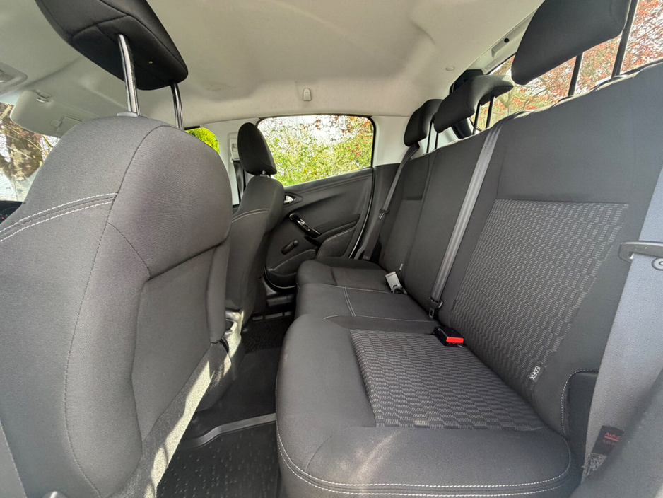 2017 Peugeot 208 - image 11