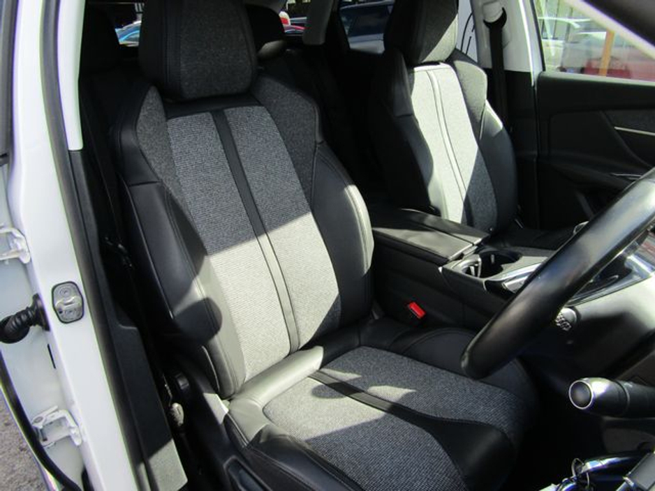 2018 Peugeot 3008 - image 16