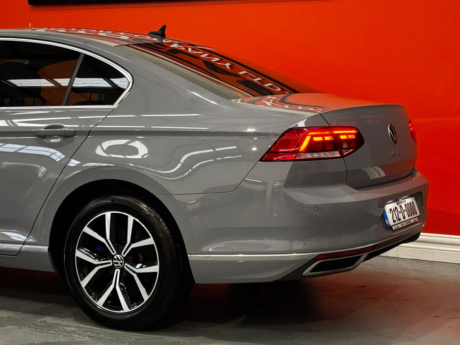 2021 Volkswagen Passat - image 10