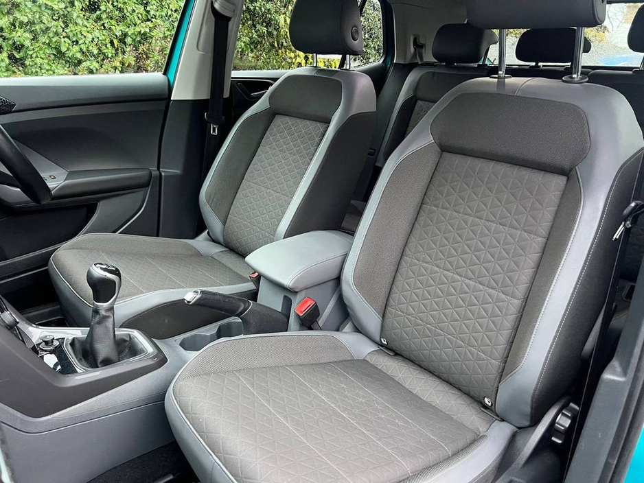 2020 Volkswagen T-Cross R-LINE 1.6 TDI // APPLE CARPLAY/ANDROID AUTO // MULTIFUNCTIONAL STEERING WHEEL // 17" ALLOYS €19,900