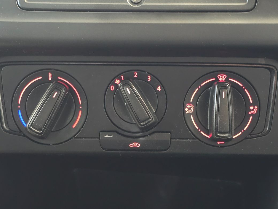 2015 Volkswagen Polo - image 13