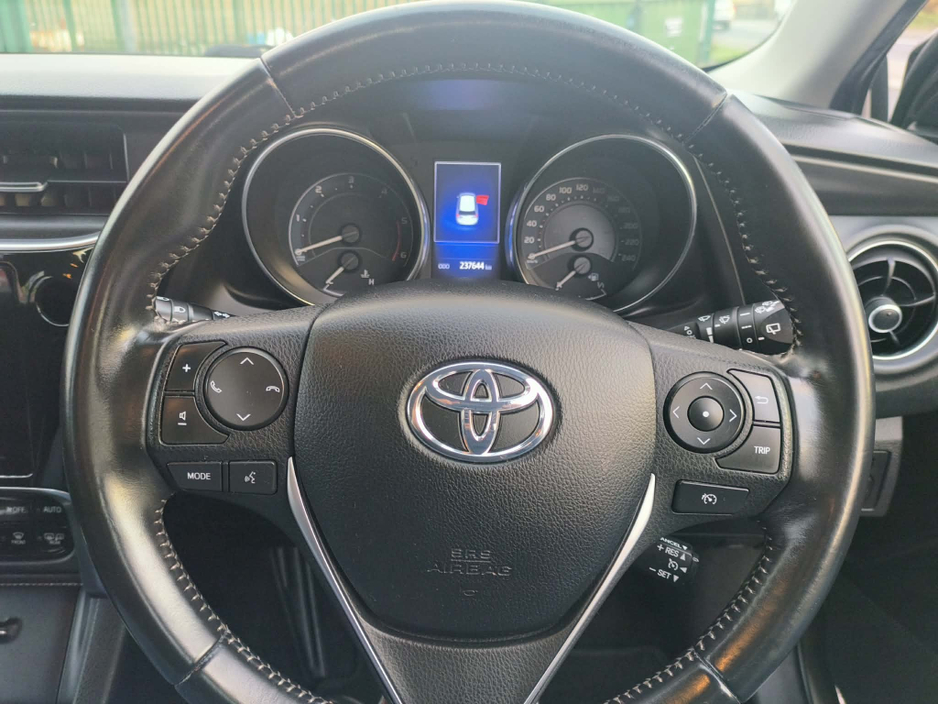 2016 Toyota Auris - image 9