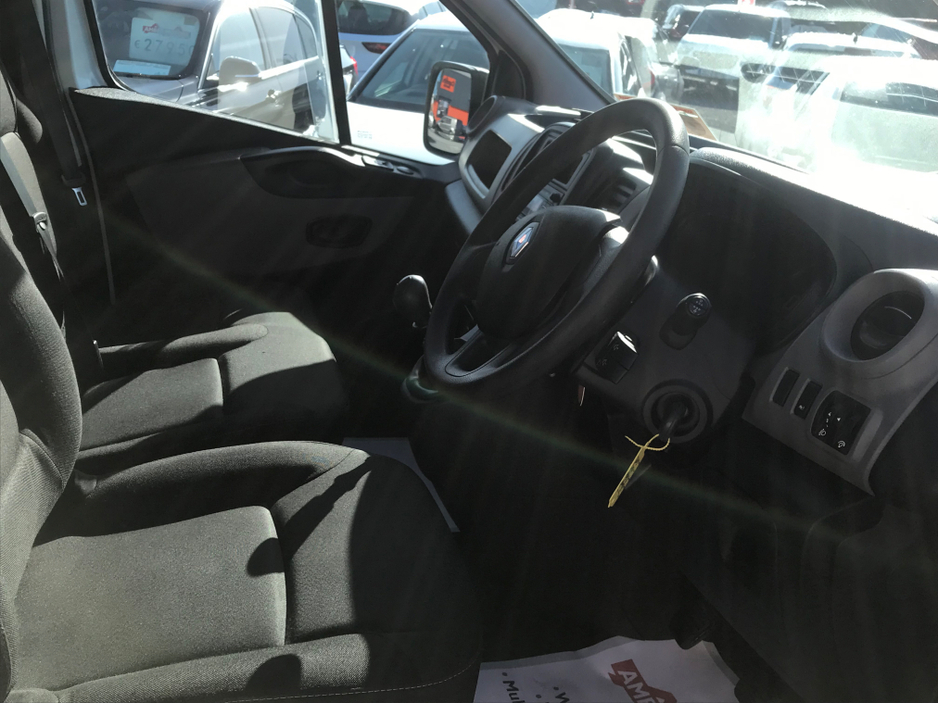 2019 Renault Trafic - image 6
