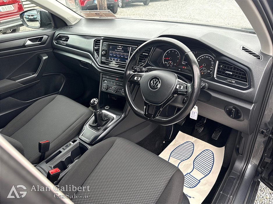 2021 Volkswagen T-Roc - image 9