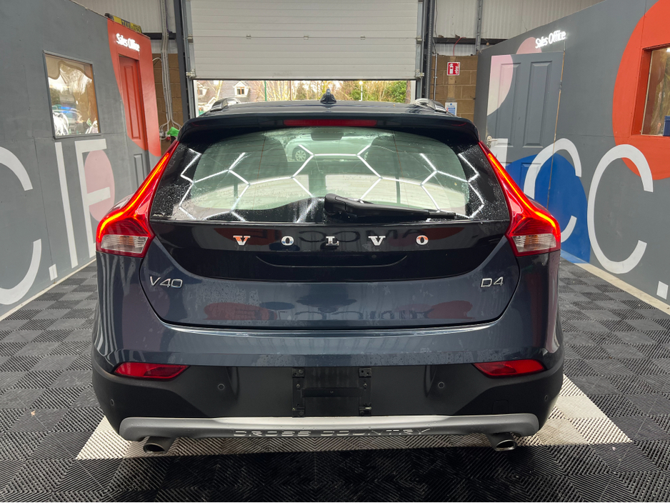 2016 Volvo V40 - image 3