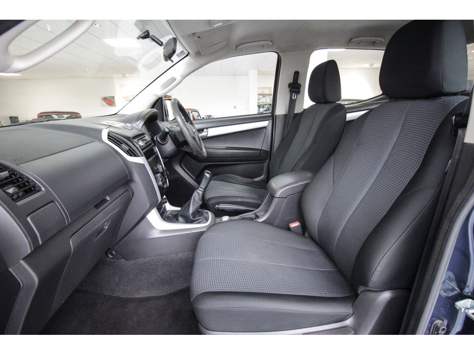 2017 Isuzu D-MAX - image 17