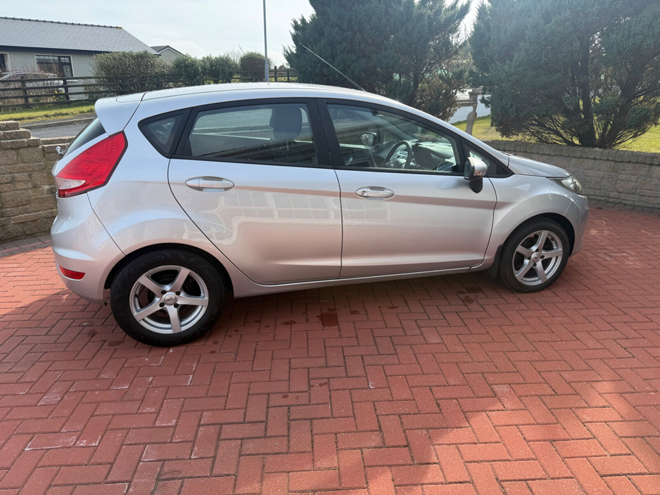 2012 Ford Fiesta - image 12