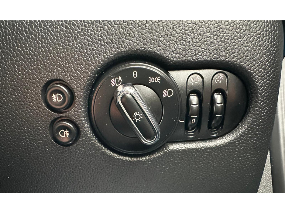 2017 MINI Cooper - image 25