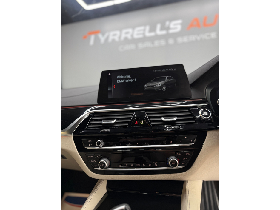 2017 BMW 5 Series - image 9