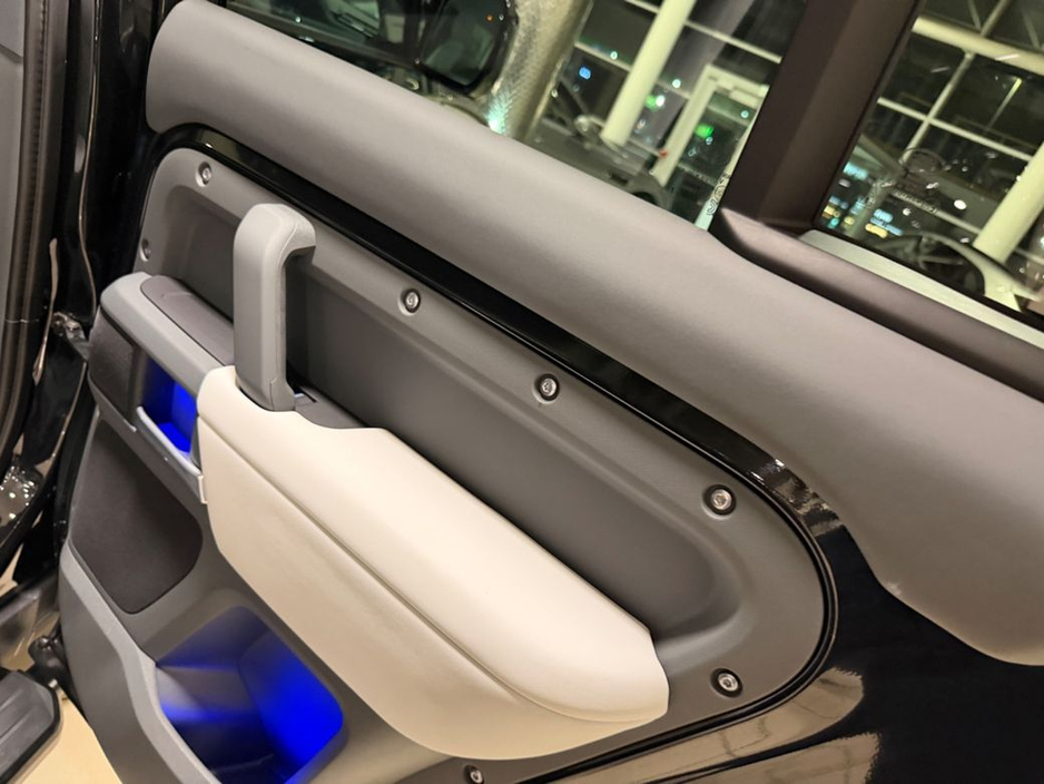 2025 Land Rover Defender X-DYNAMIC SE=HUGE SPEC//LIGHT INTERIOR//AS NEW=2 YEAR WARRANTY=TAILORED FINANCE PACKAGES AVAILABLE=TRADE IN'S WELCOME €104,995