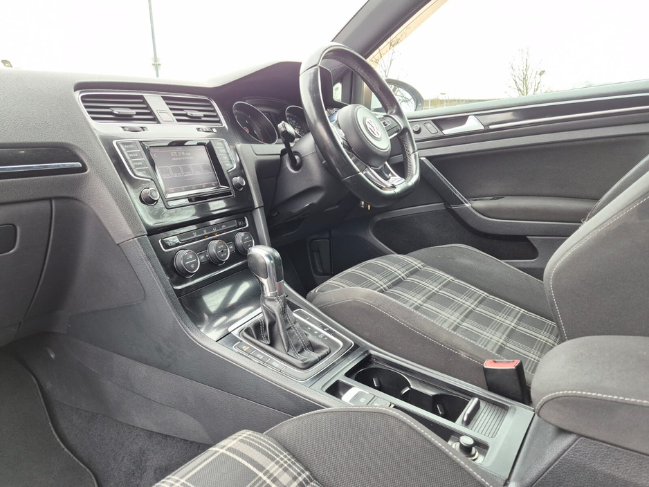 2013 Volkswagen Golf - image 18