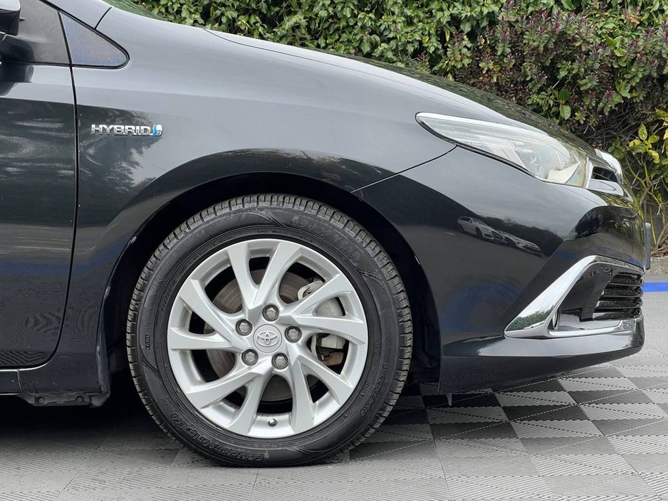 2017 Toyota Auris - image 8