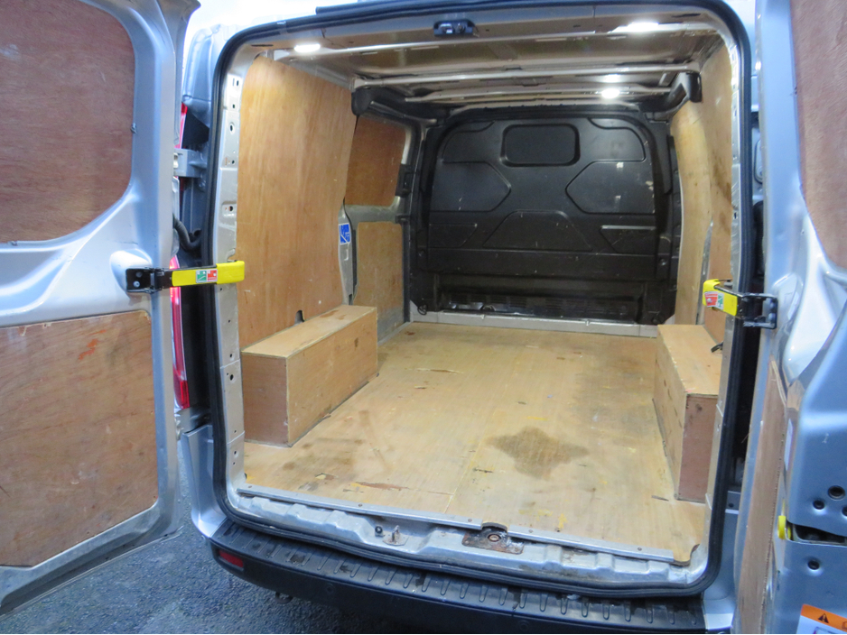 2020 Ford Transit Custom - image 10