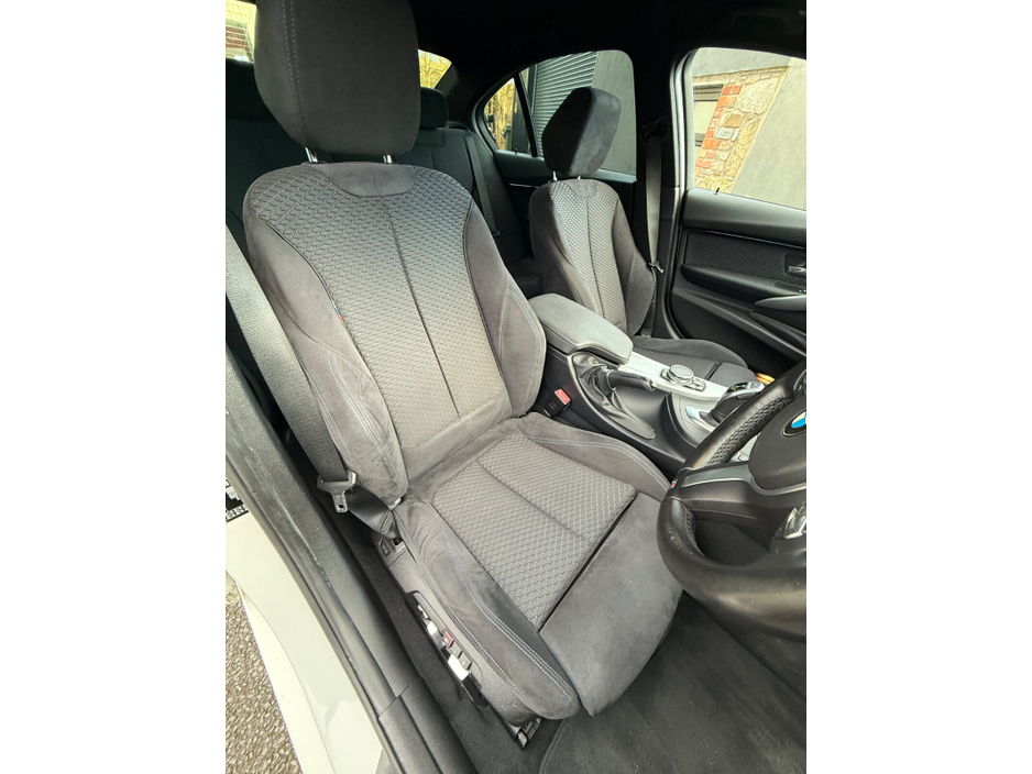 2017 BMW 3 Series - image 15