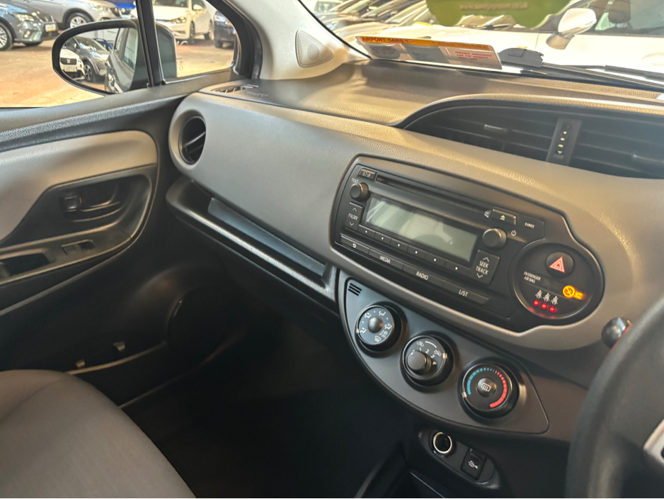 2015 Toyota Yaris - image 5