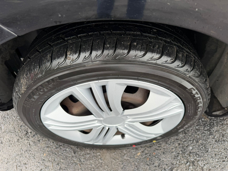 2012 Ford Fiesta - image 9