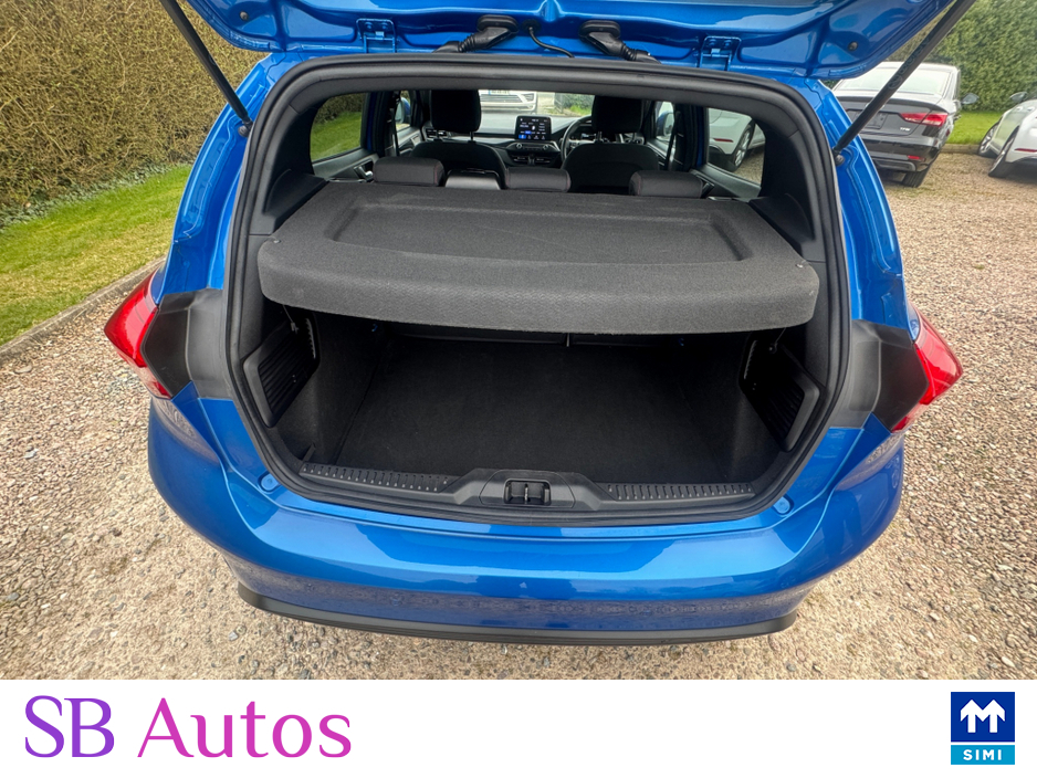 2020 Ford Focus - image 9