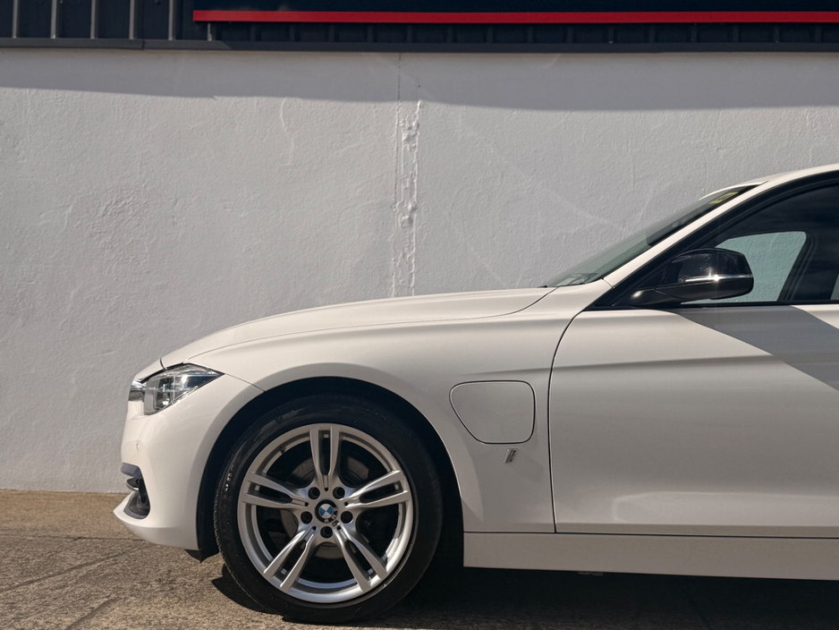 2016 BMW 3 Series - image 7