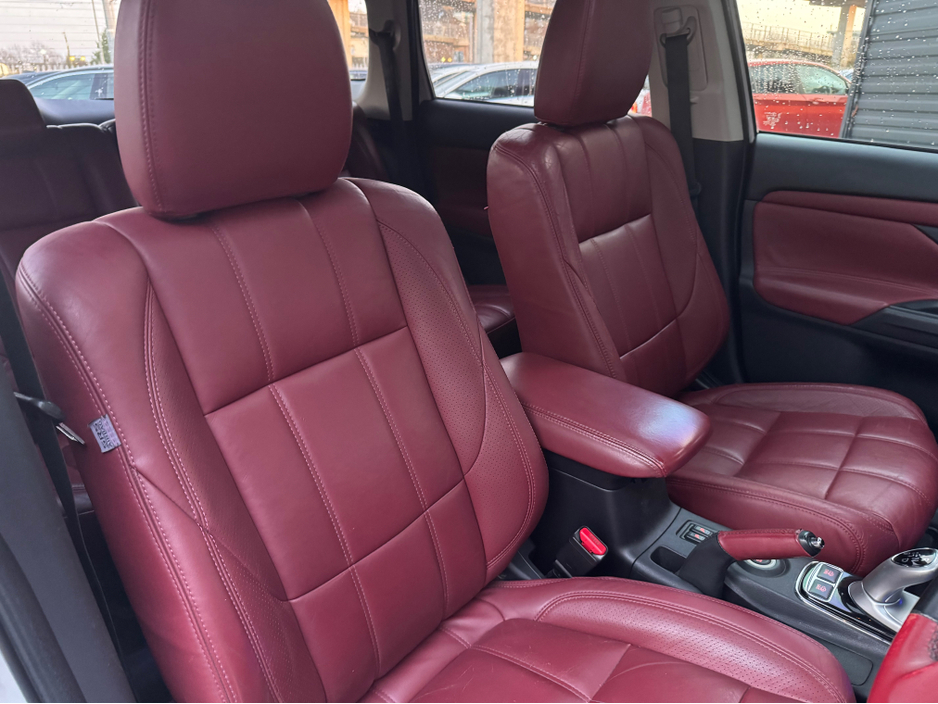 2015 Mitsubishi Outlander - image 6