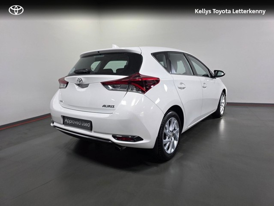 2016 Toyota Auris - image 2