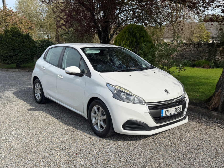 2017 Peugeot 208 - image 2
