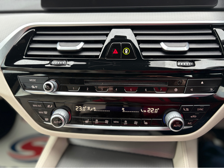 2017 BMW 5 Series - image 19