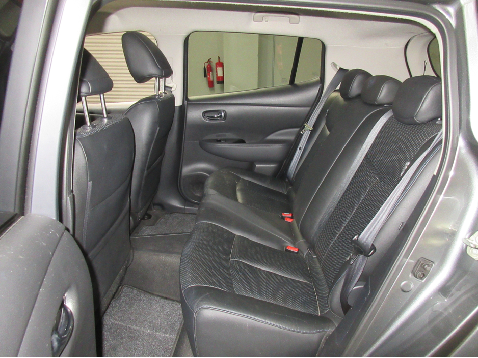 2015 Nissan Leaf - image 12