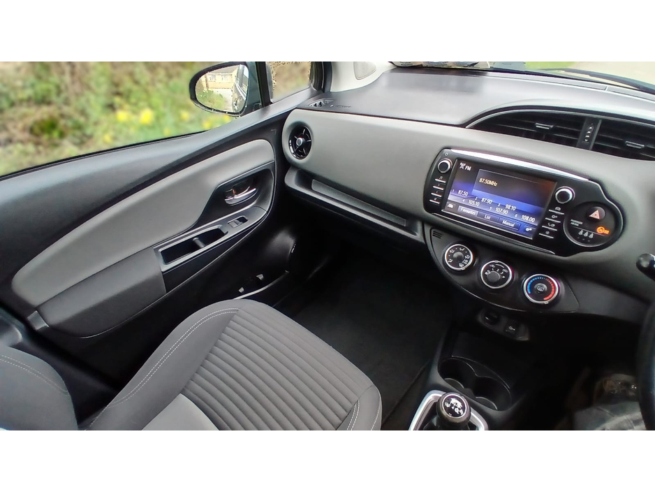 2020 Toyota Yaris - image 11