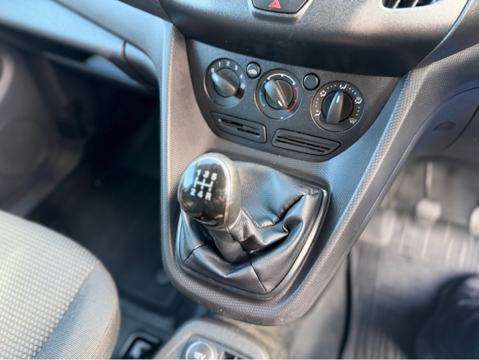 2018 Ford Transit Connect - image 25