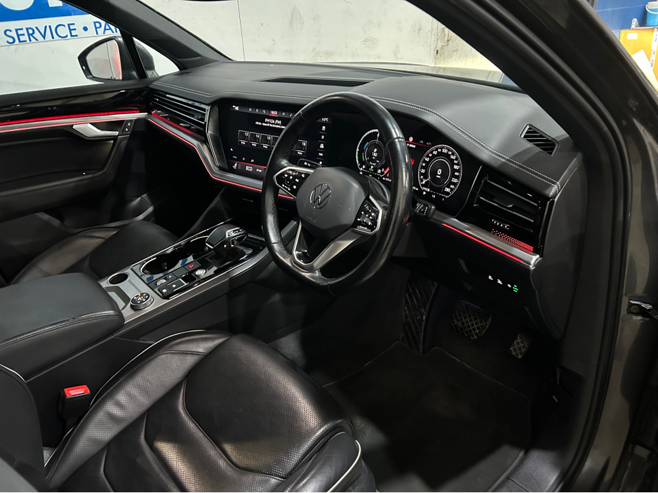 2021 Volkswagen Touareg - image 11