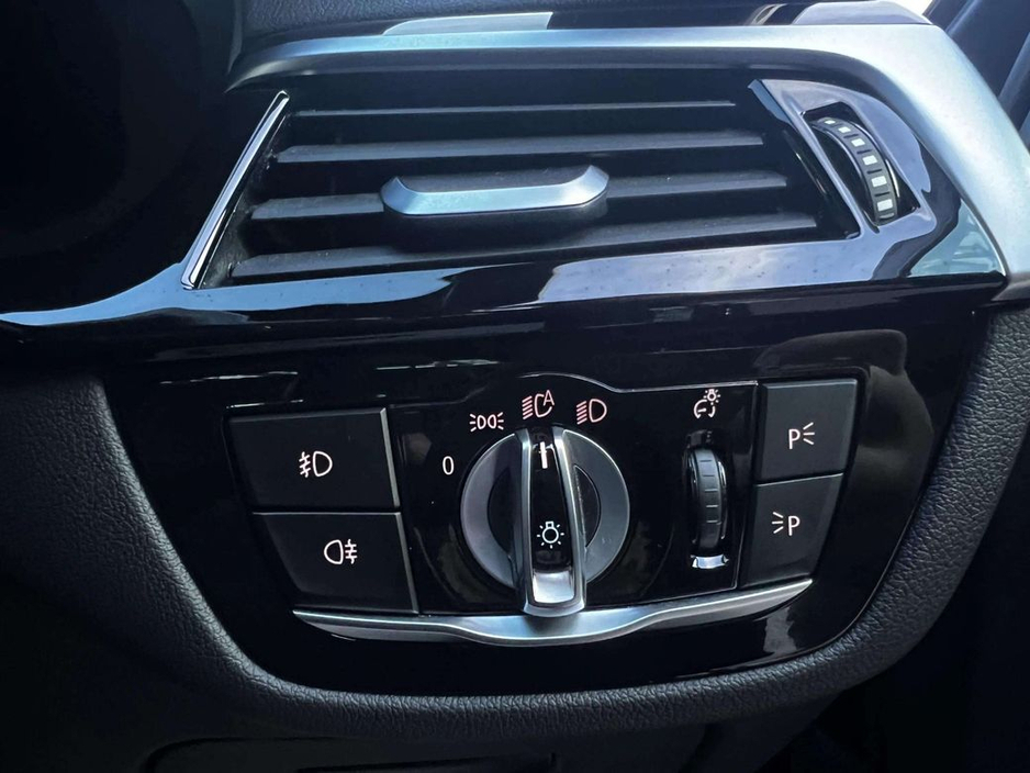 2018 BMW 5 Series - image 33