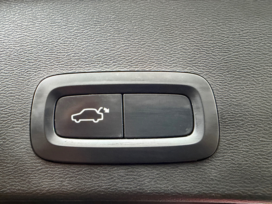 2021 Volvo XC40 - image 17