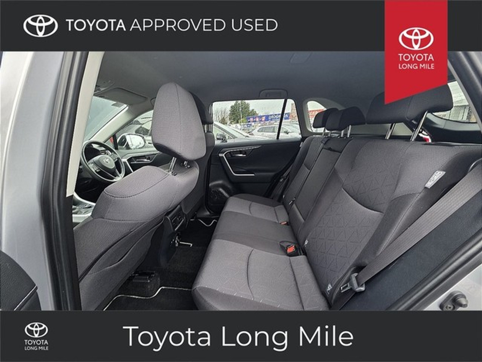 2022 Toyota Rav4 - image 9