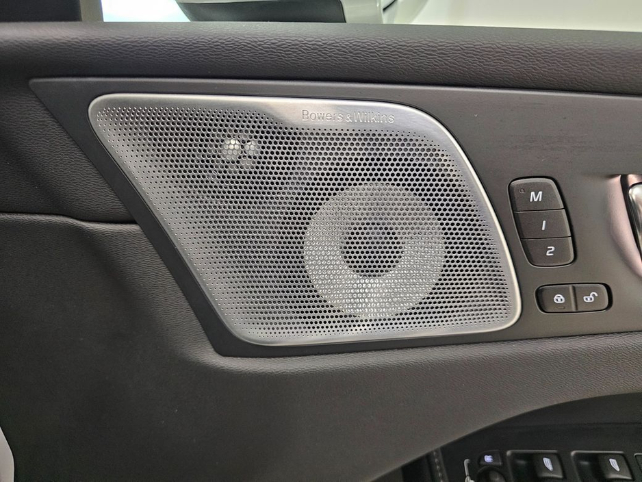 2025 Volvo XC60 - image 13