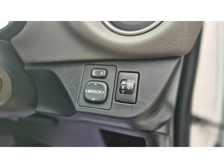 2016 Toyota Vitz - image 23