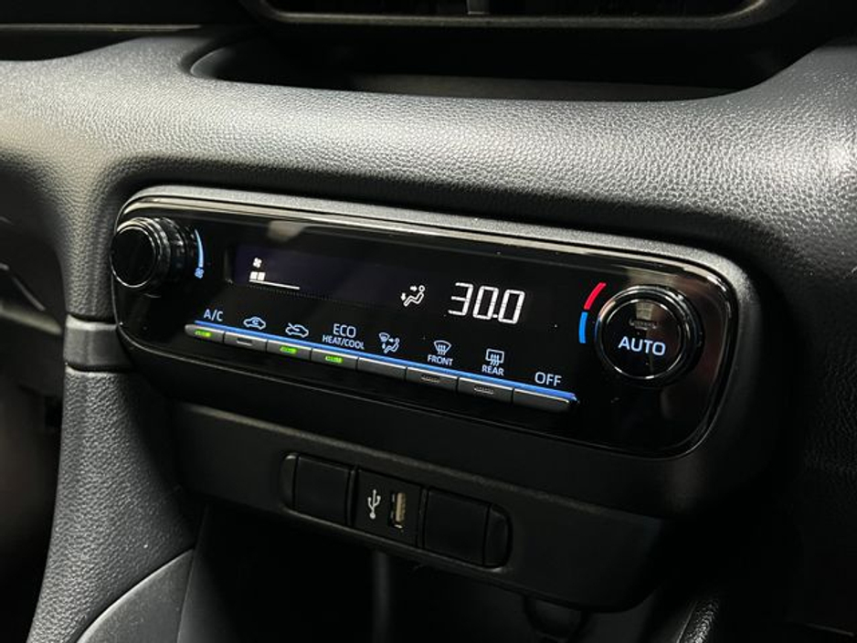 2021 Toyota Yaris - image 27