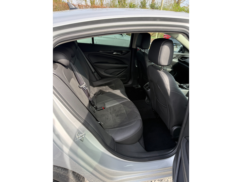 2022 Opel Insignia - image 9