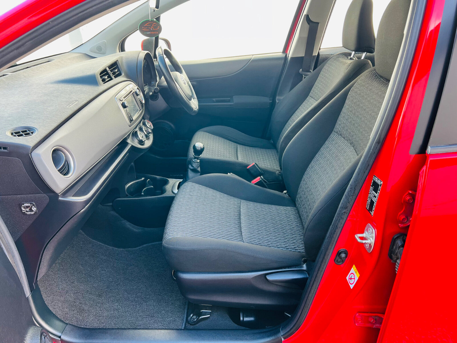 2013 Toyota Yaris - image 9