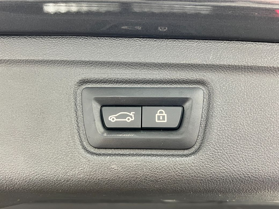 2021 BMW 3 Series - image 21