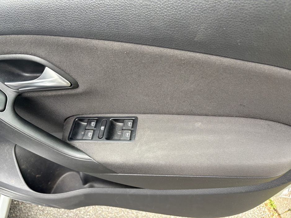 2013 Volkswagen Polo - image 12