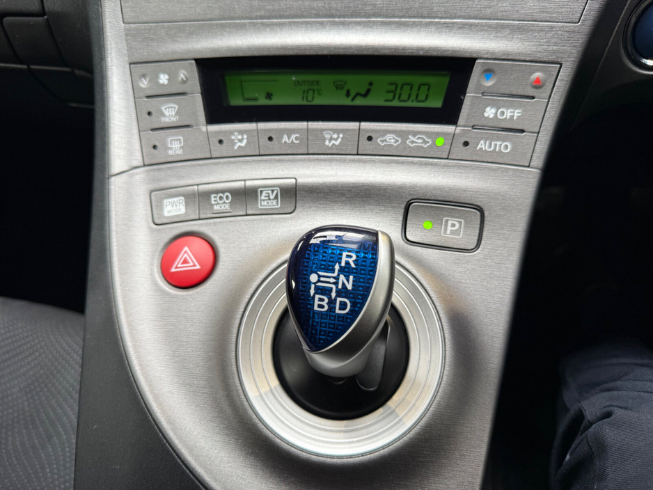 2015 Toyota Prius - image 11