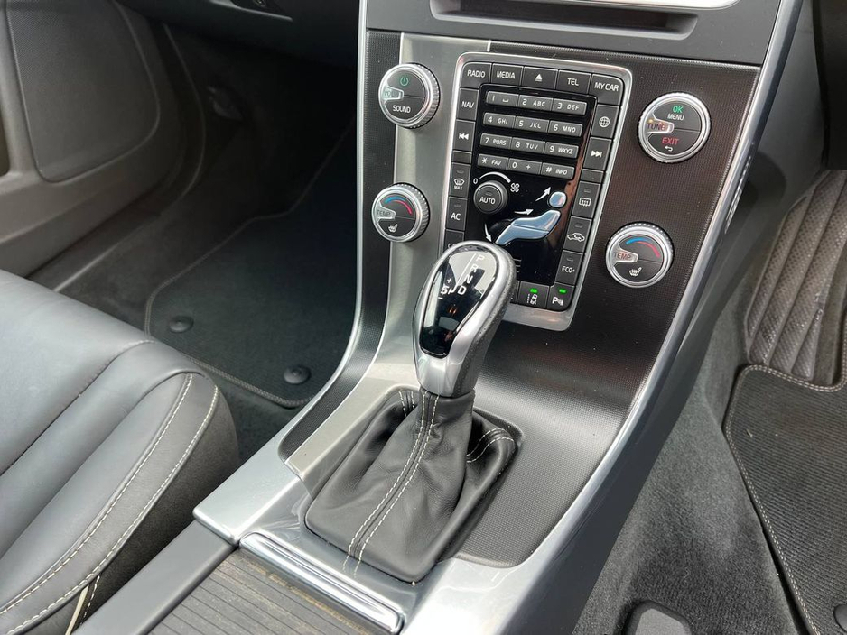 2017 Volvo V60 - image 13