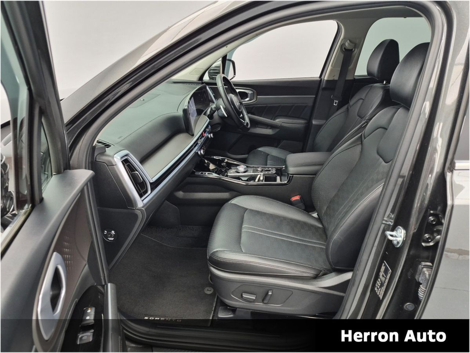 2025 Kia Sorento - image 18